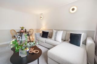 Modern 1 bed-Nr Warner Bros-Parking-Garden - Watford - 1
