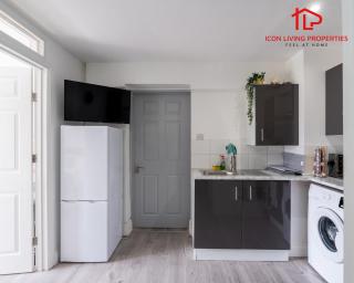 1 Bedroom Arch-View Apartment 2 By Icon Living Properties Short Lets & Serviced Accommodation With Free Parking - 4