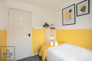 Large 3 Bed House - Long Stays Welcome - Smart TVs in Each Bedroom - Parking - Wifi - 6