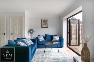 Large 3 Bed House - Long Stays Welcome - Smart TVs in Each Bedroom - Parking - Wifi - 3