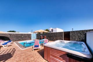 Villa Aurelia-pool, jacuzzi and solarium - Playa Blanca - 9