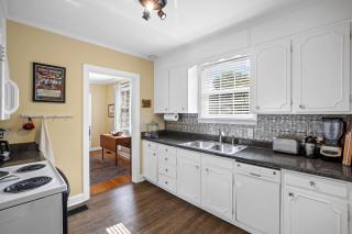 Neighborhood Retreat, Large Yard, Fire Pit - 2