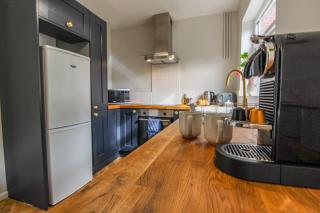 Elegant 3-Bed Home, West Bridgford & Large Garden - 8