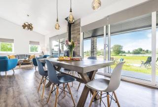 Lakeside Lodge by Grandeur Property - 6