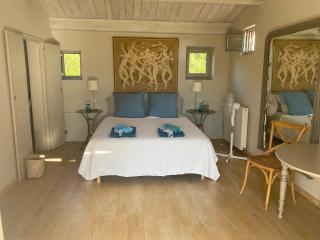 Apartment and B&B bedroom and Circus Wagon at Mas Pryce - Sardan - 8