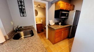 Castle 828 Oceanfront view with balcony, pool, tennis, beach access and free parking! - Miami Beach - 3
