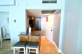 Castle 828 Oceanfront view with balcony, pool, tennis, beach access and free parking! - Miami Beach - 2