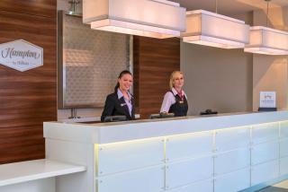 Hampton by Hilton Luton Airport - Luton - 3