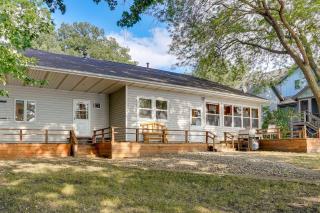 Waterfront Spirit Lake Vacation Rental with Dock! - Spirit Lake - 0