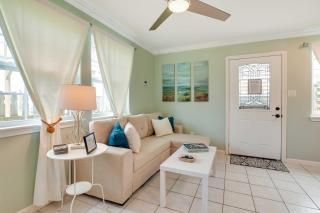 1 Block to Beach Galveston Coastal Cottage - Galveston - 9