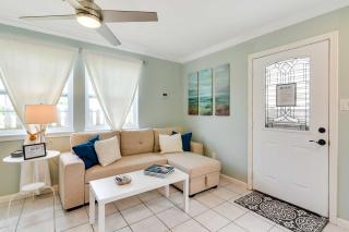 1 Block to Beach Galveston Coastal Cottage - Galveston - 7