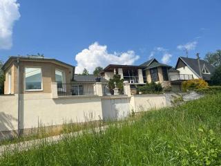 VILLA Sebe - - 0
