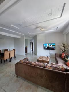 Three Bed Attached Bath Netflix Wifi Smart TV Parking WFH Desk Near Airport - Islamabad - 2