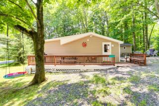 Walk to Beaches Tree-Lined Pocono Lake Retreat! - Pocono Lake - 9