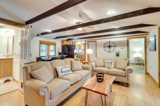 Walk to Beaches Tree-Lined Pocono Lake Retreat! - Pocono Lake - 4