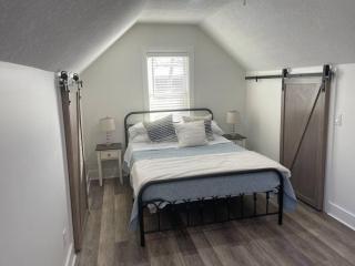 Freshly-remodeled, dog-friendly Westwood charmer! - 2