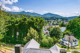 STEPS TO BRYSON - MTN VIEWS, HOT TUB, FIREPIT, WALK TO TOWN! - Bryson City - 7
