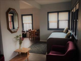 Expansive Ground Floor Pensione. - Clarkdale - 1