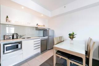 Inner Bloom - Tropical Chic in the CBD - 3