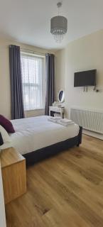 Comfy 2 bedroom Apt in central location, Newly Refurbished - 3