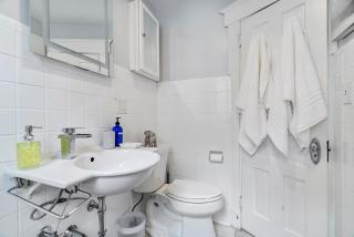 Modern Oakley Retreat - King Bed - Free Parking - Centrally Located - 4