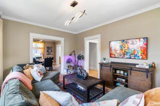 Modern Oakley Retreat - King Bed - Free Parking - Centrally Located - 6