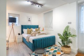 Funky Trendy 3 Bed 3 Bath with Patio in Dalston - 6