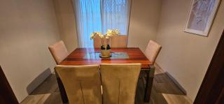 Spacious 5-bed house opposite IGA & Golf Course - Kalgoorlie - 1