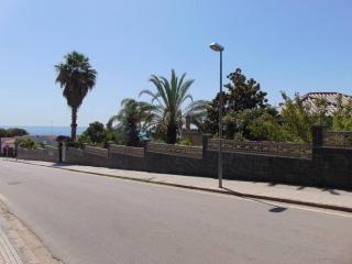 Basketball court, pool, BBQ, gardens, seaviews - 2