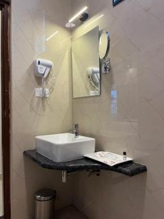 VOVO PREMIER HOTEL - 8