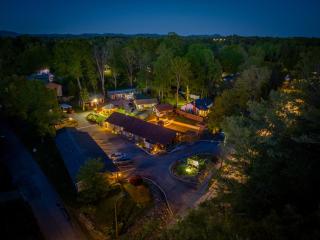 CedarWood Inn - Hendersonville - 1