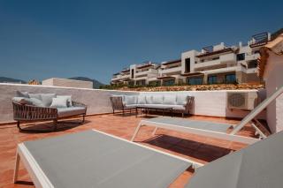 Modern Penthouse with Private Jacuzzi, Panoramic Sea and Lake Views - 8 min to Puente Romano - 5