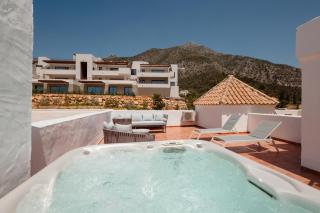 Modern Penthouse with Private Jacuzzi, Panoramic Sea and Lake Views - 8 min to Puente Romano - 6