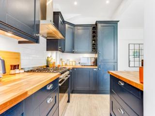 Stunning 3BR House with Garden Oasis - Pass the Keys - 8