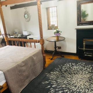 Tudor House - Double Room - En suite - Goffs Oak - 8
