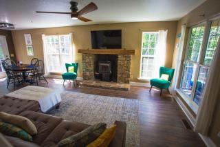 Smokies Hill Top Cabin Mountain Views 2 miles to Town Pet Friendly - 6