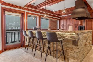 Lion Square Lodge South 750 - 3