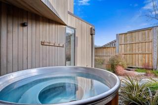 Central Queenstown Villa & Spa by Staysouth - 5