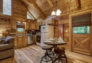 ER7 - My Old Friend - Great location! Close to all the action! cabin - 2