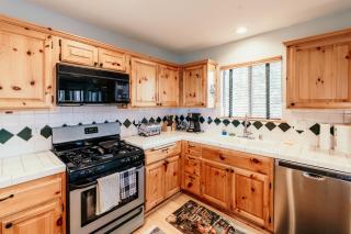 Alameda Landing- Pool Table- Hot Tub- Relaxing Log Cabin - 3