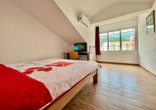 Homestay Mark - DOUBLE BED ROOM - shared bathroom and kitchen - Budua - 9