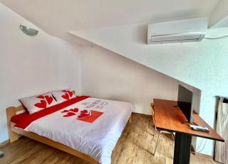Homestay Mark - DOUBLE BED ROOM - shared bathroom and kitchen - Budua - 7