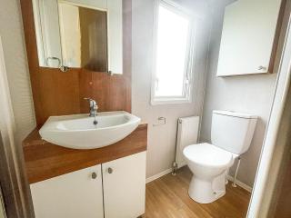 8 Berth Caravan With Decking At California Cliffs Near Scratby Beach Ref 50019F - 1