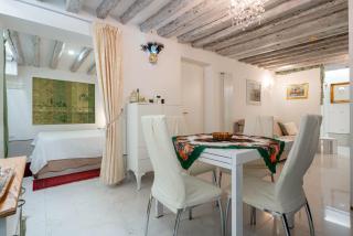 Loving in Venice, 5 stars - 0