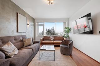 Icelands Biggest Mall at 8 Minute walk - Free parking - 9