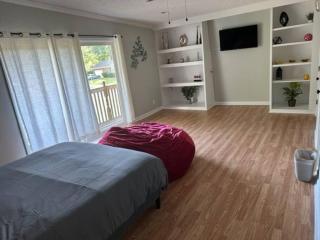 6 BR Home near Football Stadium! - Greenville - 0