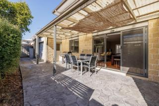 Central Townhouse For Six by Ready Set Stay - 8