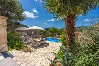 Villa Cocoon - Vacation Home with Heated Pool & Garden - Bribir - 7