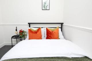 Timeless Elegance 4-Bed Victorian Charm - Leicester - 6