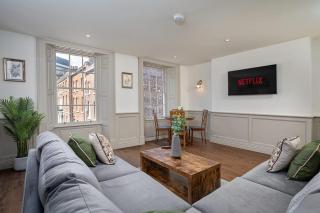 Paradise Square-Remodelled 18th Century Apartment - 9